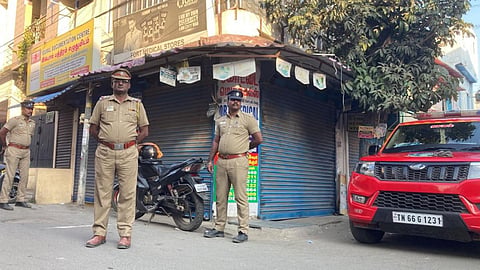 கோவை பி.கே.செட்டி வீதியில் என்ஐஏ சோதனையைத் தொடர்ந்து பாதுகாப்புக்காக நிறுத்தப்பட்டிருந்த போலீஸார் |
 படம்: ஜெ.மனோகரன்.