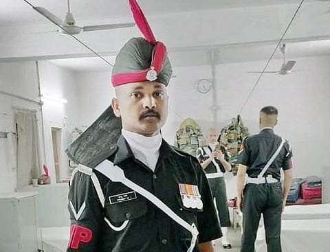 போச்சம்பள்ளி அருகே வேலம்பட்டியில் இருதரப்பினருக்கு ஏற்பட்ட மோதலில் படுகாயம் அடைந்து சிகிச்சை பலனின்றி உயிரிழந்த ராணுவ வீரர் பிரபு.