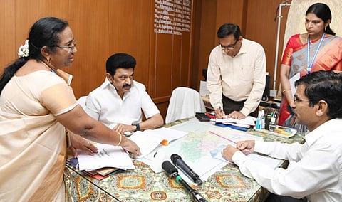 'கள ஆய்வில் முதலமைச்சர்' திட்டத்தின் கீழ் சேலம் பழைய பேருந்து நிலையத்தை சீர்மிகு நகர திட்டத்தின் கீழ் ஈரடுக்கு பேருந்து நிலையமாக மாற்றி அமைக்கும் கட்டுமான பணிகளை முதல்வர் மு.க ஸ்டாலின் ஆய்வு மேற்கொண்டார். உடன் தலைமைச் செயலர் இறையன்பு, மாவட்ட ஆட்சியர் கார்மேகம் உள்ளிட்டோர்.