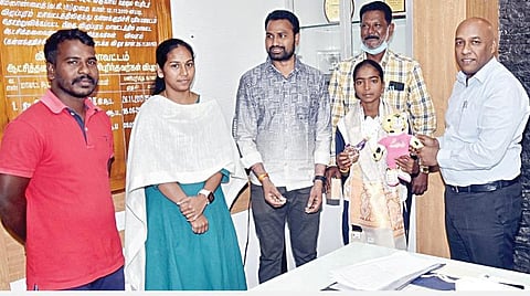கேலோ இந்தியா யூத் கேம்ஸ்-2022 விளையாட்டுப்போட்டியில் வெண்கலப்பதக்கம் வென்ற மாணவி பவித்ரா மாவட்ட ஆட்சியர் பழனியிடம் வாழ்த்து பெறுகிறார்.