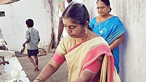 ஆற்காடு தோப்புக்கானா அரசு தொடக்கப்பள்ளியில்  குழந்தைகளிடம் அமர்ந்து  காலை சிற்றுண்டியை சாப்பிட்ட மாவட்ட ஆட்சியர் வளர்மதி சாப்பாட்டு தட்டை அவரே சுத்தம் செய்தார்.