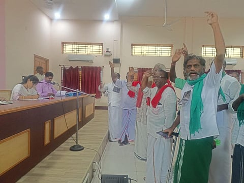 எதிர்ப்பு தெரிவித்த விவசாயிகள்