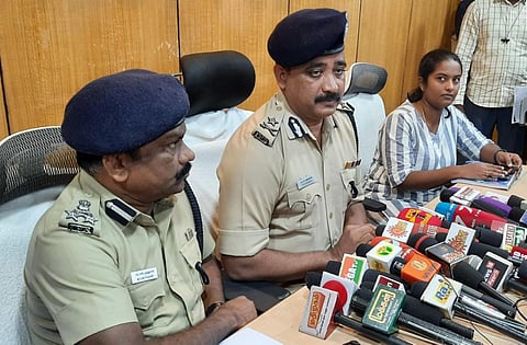 திருவண்ணாமலை மாவட்ட காவல் அலுவலகத்தில் செய்தியாளர்களை சந்தித்த வடக்கு மண்டல ஐஜி கண்ணன்.  | படம் - இரா.தினேஷ்குமார்.