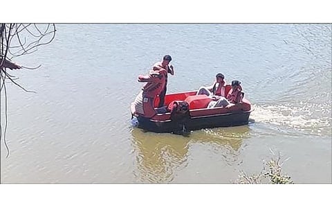 உதகை ஏரியில் படகு சவாரியின்போது அத்துமீறும் சுற்றுலா பயணிகள்
