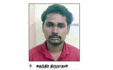 திருப்பத்தூர் | திருட வந்த வீட்டில் பாடல் கேட்டபடி மது போதையில் தூங்கிய திருடன் - போலீஸாரிடம் ஒப்படைப்பு