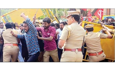 மின்வாரிய ஒப்பந்த ஊழியர்களை பணி நிரந்தரம் செய்யக் கோரி சென்னை கே.கே.நகரில் உள்ள மின்வாரிய மேற்பார்வை பொறியாளர் அலுவலகம் முன்பு நேற்று போராட்டம் நடைபெற்றது. தடுப்புகளை மீறி சென்ற ஊழியர்கள் மற்றும் தொழிற்சங்க நிர்வாகிகள். படம்: பு.க.பிரவீன்