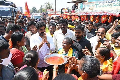 சந்திரபாபு நாயுடு மகன் பாதயாத்திரையில் கட்சி கொடிகள், பேனர்களை அகற்றிய போலீஸார்