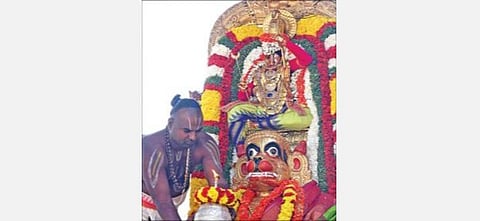 ஸ்ரீநிவாசமங்காபுரம் கல்யாண வெங்கடேஸ்வரர் கோயில் பிரம்மோற்சவத்தின் 6-ம் நாளான நேற்று காலை அனுமன் வாகனத்தில் பக்தர்களுக்கு காட்சி அளித்த ஸ்ரீநிவாசர்.