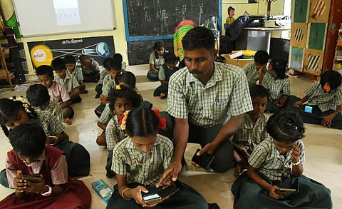 அடிக்கடி விடுப்பு எடுக்கும் ஆசிரியர் பற்றிய விவரங்களை உடனே சமர்ப்பிக்க வேண்டும் - தொடக்க கல்வித் துறை உத்தரவு