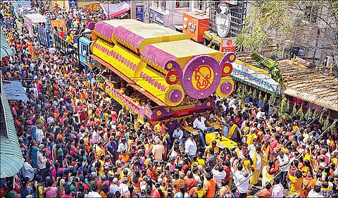 திண்டுக்கல் கோட்டை மாரியம்மன் கோயில் பூச்சொரிதல் விழாவில் ரத வீதிகளில் வலம் வந்த பூத்தேர்.  ﻿﻿படம்: என்.தங்கரத்தினம்