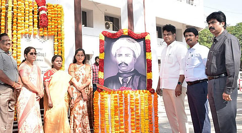 தமிழக அரசு சார்பில் சிங்கார வேலர் சிலைக்கு மரியாதை