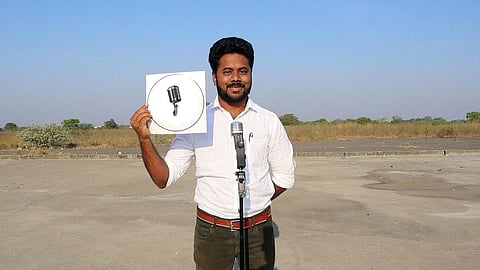 ஈரோடு கிழக்கில் போட்டியிடும் சுயேட்சையாக போட்டியிடும் ‘டிஜிட்டல்’ வேட்பாளர் தீபன் சக்கரவர்த்தி.