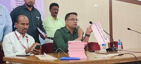 ஈரோடு மாநகராட்சி அலுவலகத்தில் மின்னணு வாக்குப்பதிவு இயந்திரங்களில் பேலட் பேப்பர் பொருத்தும் பணியை தேர்தல் பொதுப்பார்வையாளர் ராஜ்குமார் யாதவ் மற்றும் தேர்தல் நடத்தும் அலுவலர் க.சிவகுமார் ஆகியோர் பார்வையிட்டனர்.