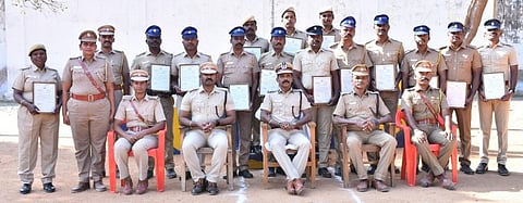 மதுரை மத்திய சிறையில் சிறப்பாக பணியாற்றிய 16 சிறைக்காவலர்களுக்கு தமிழக முதல்வரின் சிறப்பு பணி பதக்கம் வழங்கி பாராட்டு