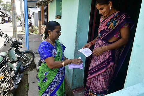 ஈரோடு கிழக்கில் வாக்காளர்களுக்கு ‘பூத் சிலிப்’ கொடுக்கும்போது ஒப்புகை பெற வேண்டும்: மாவட்ட தேர்தல் அலுவலர் அறிவுறுத்தல்
