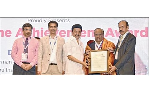 ஹோல்டு மெடிக்கல் அகாடமி ஆஃப் இந்தியா சார்பில் சென்னையில் நேற்று நடைபெற்ற `கார்டியோபேஸ் 2023' நிகழ்ச்சியில் ராமச்சந்திரா உயர்கல்வி மற்றும் ஆராய்ச்சி நிறுவனத்தின் இதய சிகிச்சை மையத் தலைவர்எஸ்.தணிகாசலத்துக்கு வாழ்நாள் சாதனையாளர் விருது வழங்கினார் முதல்வர் மு.க.ஸ்டாலின். உடன், அகாடமி இயக்குநர்கள் செங்கோட்டுவேலு, முருகானந்தன், சென்னியப்பன்.