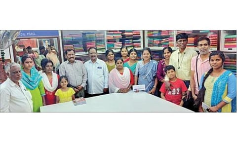 அறிஞர் அண்ணா பட்டு கூட்டுறவு சங்கம், திருவனம் பட்டு கூட்டுறவு சங்கம், ‘இந்து தமிழ் திசை' இணைந்து நடத்திய மார்கழி மாத வண்ணக் கோலப் போட்டியில் வென்றவர்களுக்கு எழும்பூர் கோ-ஆப்டெக்ஸ் வளாகத்தில் நேற்று நடைபெற்ற நிகழ்ச்சியில்  பரிசு வழங்கினார் அறிஞர் அண்ணா பட்டு கூட்டுறவு சங்க மேலாண் இயக்குநர் ஆர்.கணேசன்.படம்: ச.கார்த்திகேயன்