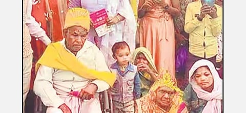 திருமணம் செய்துகொண்ட 75 வயது பகவான் தின், 65 வயது மூதாட்டி மோகனியா.
