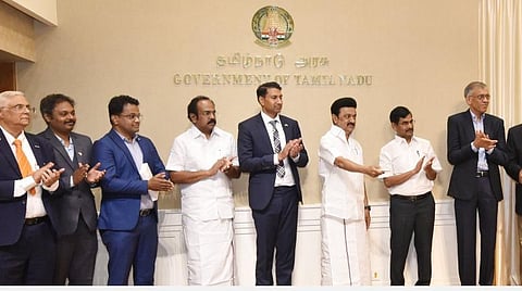 சென்னை துரைப்பாக்கத்தில் ரூ.110 கோடி முதலீட்டில் நிறுவப்பட்டுள்ள ஜிஎக்ஸ் குழுமத்தின் ஆராய்ச்சி, மேம்பாட்டு மையத்தை தலைமைச் செயலகத்தில் முதல்வர் மு.க.ஸ்டாலின், காணொலிக்காட்சி மூலம் நேற்று திறந்து வைத்தார். தொழில் துறை அமைச்சர் தங்கம் தென்னரசு, தலைமைச் செயலர் இறையன்பு, துறை செயலர் ச.கிருஷ்ணன், ஜிஎக்ஸ் குழுமத்தின் தலைமை செயல் அலுவலர் பரிதோஷ் பிரஜாபதி, வர்த்தகத் தலைவர் சம்பித் ஸ்வைன், தொழில்நுட்பத் தலைவர் வினய் சர்மா, நெதர்லாந்து நாட்டுக்கான கவுரவ துணை தூதர் கோபால் சீனிவாசன் மற்றும் அரசு உயர் அலுவலர்கள் உடன் இருந்தனர்.