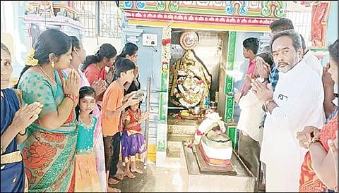 ஜோலார்பேட்டையில் உள்ள ஆஞ்சநேயர் கோயிலில் உள்ள காசி விஸ்வநாதர் மீது சூரிய ஒளி விழும் அபூர்வ காட்சியை கண்டு பக்தர்கள் பரவசமடைந்தனர்.