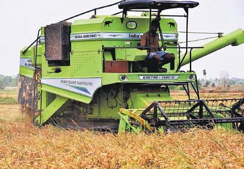 நெல் அறுவடை இயந்திரங்களுக்கு 50% வாடகை மானியம் என முதல்வர் அறிவித்தும் அரசாணை வெளியிடாததால் முழு வாடகை வசூல்