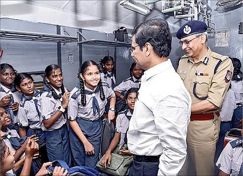 தமிழ்நாடு காவல் உயர் பயிற்சியகத்துக்கு ரயில் மூலம் கல்விச் சுற்றுலா செல்லும் சிற்பி திட்ட மாணவர்களை வாழ்த்தி வழியனுப்பி வைத்த தலைமை செயலாளர் வெ.இறையன்பு, சென்னை காவல் ஆணையர் சங்கர் ஜிவால் உள்ளிட்டோர்.