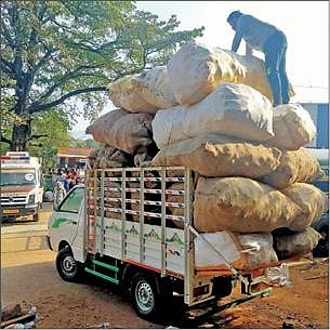 கோவை வெள்ளியங்கிரி மலையடிவாரத்தில் பக்தர்களிடம் சோதனை மேற்கொண்டு பிளாஸ்டிக் குடிநீர் பாட்டில்களுக்கு ஸ்டிக்கர் ஒட்டி அனுப்பிய வனத்துறையினர்.