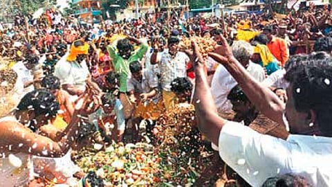 மேல்மலையனூர் அங்காளம்மன் கோயில் மயானக் கொள்ளை திருவிழாவில் பக்தர்கள் காய்கள், கனிகள், பழ வகைகளை அம்மன் மீது வாரி இறைத்து நேர்த்திக்கடன் செலுத்தினர்.