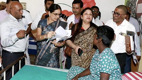 குண்டலபுலியூர் அன்பு ஜோதி ஆசிரமத்தில் இருந்து மீட்கப்பட்டு, முண்டியம்பாக்கம் அரசு மருத்துவக் கல்லூரி மருத்துவமனையில் சிகிச்சை பெறுவோரிடம் நேற்று விசாரணை நடத்திய மாநில மகளிர் ஆணையத் தலைவர் ஏ.எஸ்.குமாரி.