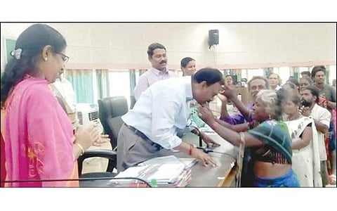 பட்டா வழங்கிய திண்டுக்கல் ஆட்சியர் ச.விசாகனுக்கு நன்றி தெரிவிக்கும் விதமாக  பாசி மாலை அணிவித்த நரிக்குறவர் இன மக்கள்.