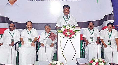 ஓபிஎஸ் ஆதரவு அதிமுக நிர்வாகிகள் மற்றும் மாவட்டச் செயலாளர்கள் ஆலோசனைக் கூட்டம் சென்னை எழும்பூரில் நேற்று நடைபெற்றது. இதில் பேசுகிறார் ஓ.பன்னீர்செல்வம். உடன் மூத்த தலைவர் பண்ருட்டி ராமச்சந்திரன் உள்ளிட்ட நிர்வாகிகள். படம்: ம.பிரபு