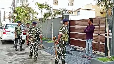 சத்தீஸ்கர் மாநில காங்கிரஸ் தலைவர்களின் வீடுகளில் அமலாக்கத் துறை அதிகாரிகள் நேற்று சோதனை நடத்தினர். ராய்ப்பூரில் உள்ள காங்கிரஸ் தலைவரின்  வீட்டில் சோதனை நடந்தபோது, வெளியே பாதுகாப்புக்கு நிறுத்தப்பட்டிருந்த பாதுகாப்பு படையினர்.படம்: பிடிஐ