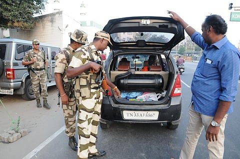 ஈரோடு கிழக்கு தொகுதியில் நடைபெற்று வரும் வாகனச் சோதனை