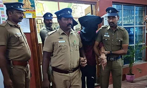 திருவண்ணாமலை ஏடிஎம் கொள்ளை வழக்கில் சிக்கியவரை சிறைக்கு அழைத்து செல்லும் போலீசார்