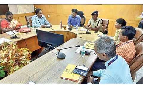 தி.மலையில் நடைபெற்ற வங்கி அதிகாரிகள் பங்கேற்ற ஆலோசனை கூட்டத்தில் பேசும் ஆட்சியர் பா.முருகேஷ். அருகில், எஸ்பி கார்த்திகேயன் உள்ளிட்டோர். படம்:இரா.தினேஷ்குமார்.