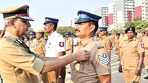 தமிழக காவல் துறையில் 10 ஆண்டுகளுக்கு மேலாக எந்தவித தண்டனையும் பெறாமல் சிறப்பாக பணிபுரியும் காவலர்களுக்கு தமிழக முதல்வர் காவல் பதக்கங்கள் ஆண்டுதோறும் வழங்கப்படுகின்றன. அதன்படி சிறப்பாக பணி செய்த 544 ஆண் மற்றும் பெண் போலீஸாருக்கு தமிழக முதல்வர் காவல் பதக்கங்களை சென்னை காவல் ஆணையர் சங்கர் ஜிவால் நேற்று வழங்கினார்.