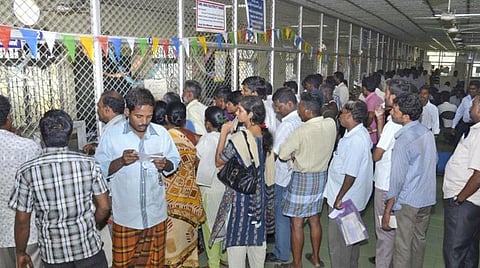 மின்கட்டணம் செலுத்துவதற்கான கவுன்ட்டர் எண்ணிக்கை குறைப்பு: பல மணி நேரம் காத்திருக்க வேண்டியிருப்பதாக நுகர்வோர் புகார்