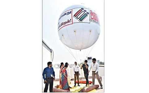 ஈரோடு கிழக்கு தொகுதியில் 100 சதவீத வாக்குப்பதிவு குறித்த விழிப்புணர்வை ஏற்படுத்த,  மாநகராட்சி அலுவலகத்தில் ராட்சத பலூன் பறக்கவிடப்பட்டுள்ளது.
