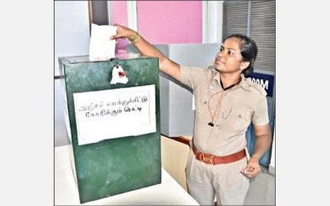 ஈரோடு கிழக்கு தொகுதியில் தேர்தல் பணியாற்றும்  காவலர்தனது தபால் வாக்கை பதிவு செய்தார்.