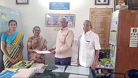 உடுமலையை அடுத்த சின்னவீரம்பட்டி அரசு நடுநிலை பள்ளிக்கு ரூ.10 லட்சம் நன்கொடையாக அளிப்பதற்கான ஆவணங்களை தலைமையாசிரியர் இன்பக்கனியிடம் வழங்கிய நாகரத்தினம். அருகில், முன்னாள் மாணவர் சங்க தலைவர் சோமசுந்தரம்.