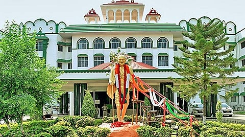 நீதிமன்ற உத்தரவுகளை நிறைவேற்றாவிட்டால் அதிகாரிகள் ஆஜராக நேரிடும்: பள்ளிக்கல்வி துறைக்கு நீதிமன்றம் எச்சரிக்கை