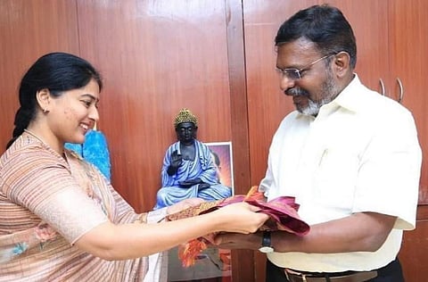 சென்னையில் விசிக தலைவர் திருமாவளவனை காயத்ரி ரகுராம் சந்தித்தார்.