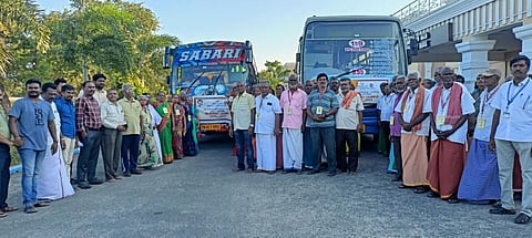 ராமேசுவரத்திலிருந்து காசிக்கு ஆன்மிக பயணம் புறப்பட்டுச் சென்ற குழுவினர்.