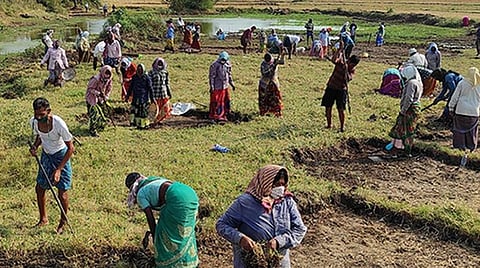 நூறு நாள் வேலைத் திட்டம்: கடமையிலிருந்து வழுவக் கூடாது