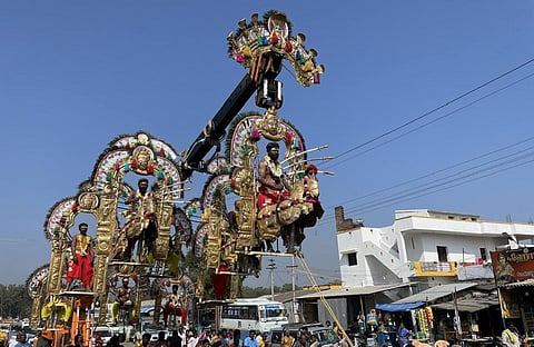 பழநியில் பறவை காவடி நேர்த்திக் கடனை செலுத்திய வால்பாறை பகுதி பக்தர்கள்