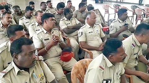 புதுச்சேரி | மனஅழுத்தம் அதிகரித்தால் கலந்தாய்வு எடுக்க தயங்காதீர்: திருபுவனையில் நடந்த காவலர் நலக்கூட்டத்தில் அறிவுரை