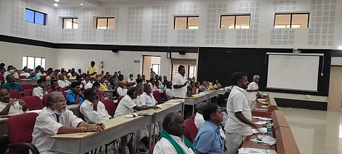 சேலம் மாவட்ட ஆட்சியர் அலுவலக கூட்ட அரங்கில் நடைபெற்ற மாவட்ட விவசாயிகளுக்கான குறைதீர் கூட்டத்தின்போது, விளை நிலங்களில் பயிர்களை சேதப்படுத்தும் காட்டுப்பன்றி, மயில் போன்றவற்றை கட்டுப்படுத்த வலியுறுத்தி பேசிய விவசாயிகள்.