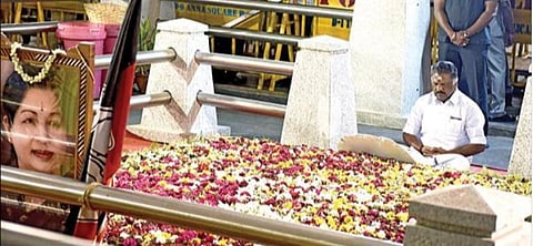 தர்மயுத்தம் தொடங்கியபோது ஜெயலலிதா நினைவிடத்தில் தியானம் செய்த ஓபிஎஸ். (கோப்புப் படம்)