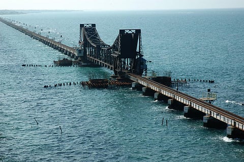 பாம்பன் சாலைப் பாலம் அருகே உள்ள பழைய மற்றும் புதிய ரயில் பாலம்.