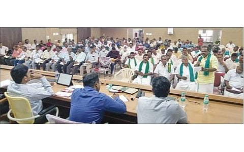 திருப்பூரில் குடியிருப்புகளுக்கு அருகே இயங்கும் கல்குவாரிகளின் உரிமத்தை ரத்து செய்ய வலியுறுத்தல்